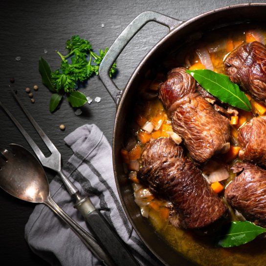 Яловичі рулетики з беконом