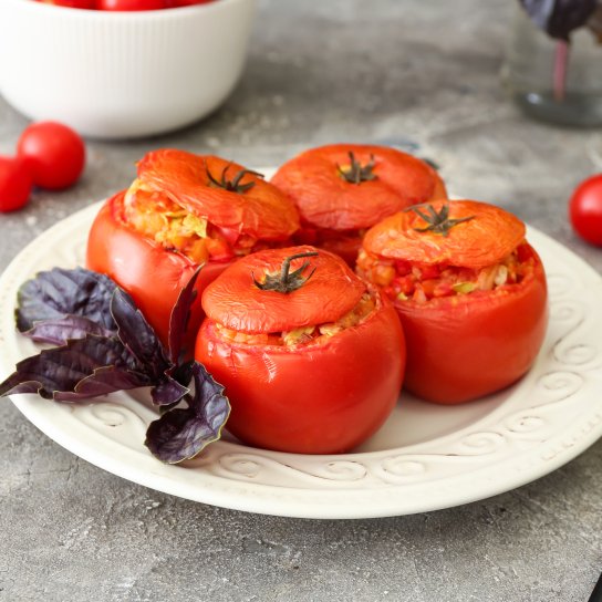 Фаршировані помідори у духовці