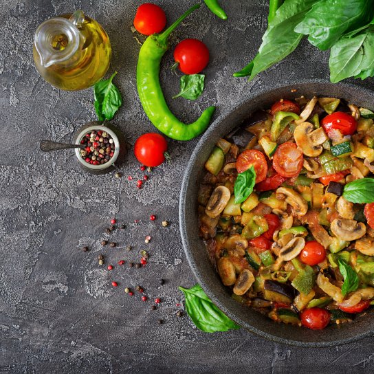 Гриби з помідорами і цукіні на пательні