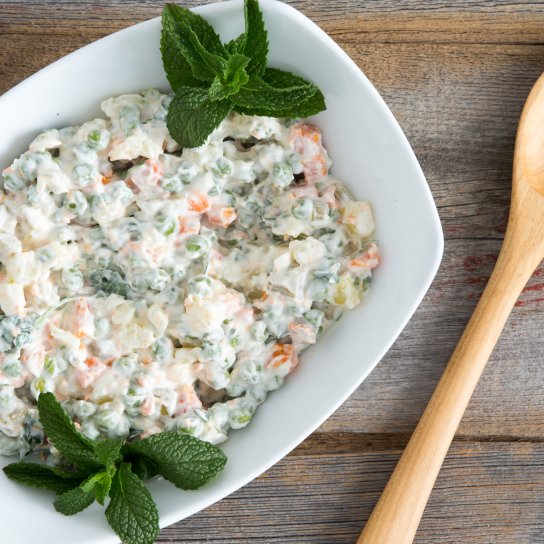 Олів’є з ковбасою та яблуком