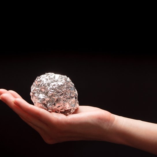 Шарик из фольги на ладони