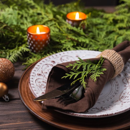 ялинкові гілочки, свічки, столовий посуд