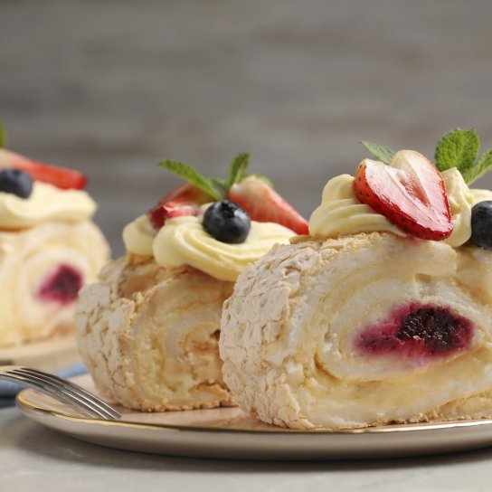 Меренговий рулет з полуницею та лохиною