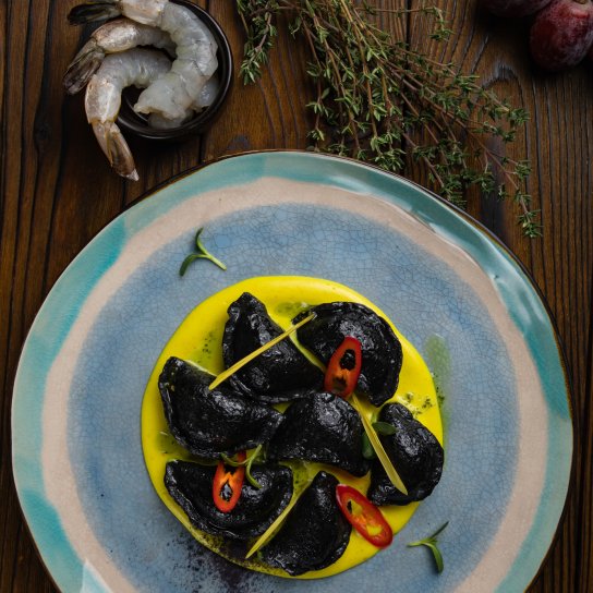 Чорні вареники з кальмаром - рецепт