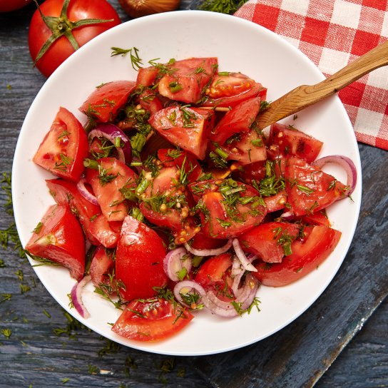 Салат з томатів і каперсів