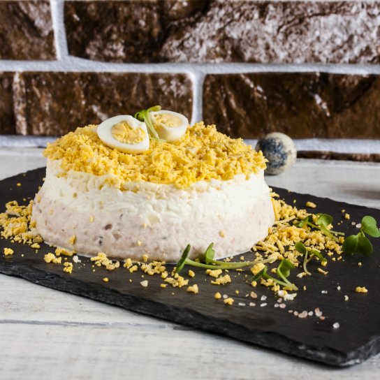 салат «Мімоза» на дошці