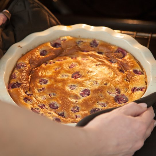 Панкейк с вишнями в духовке