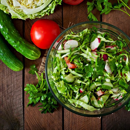 Простий весняний салат з молодої капусти й редиски