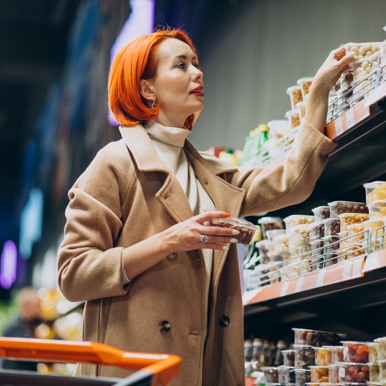 Жінка купує продукти