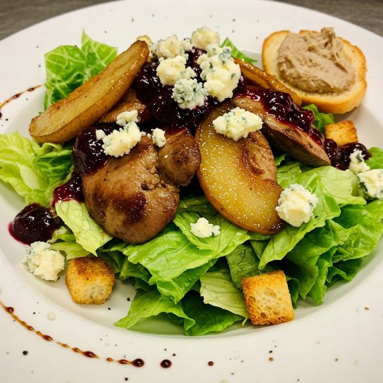 Салат із курячої печінки з карамелізованою грушею