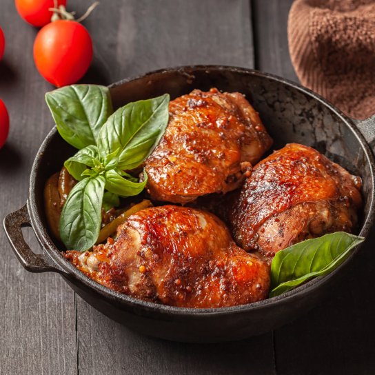 Курячі стегенця у винному соусі