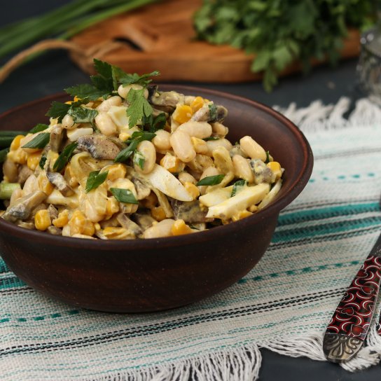 Салат з грибами, кукурудзою і квасолею