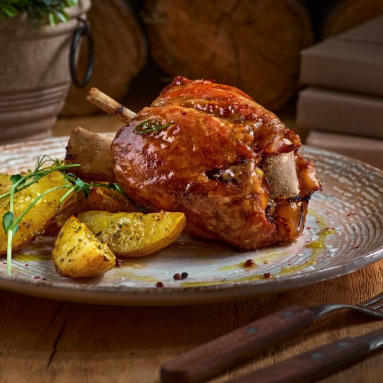 Запечена свиняча рулька з картоплею