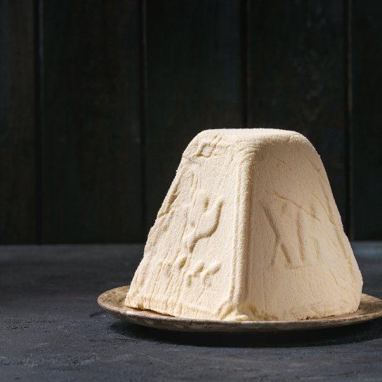 Сирна паска на темному фоні