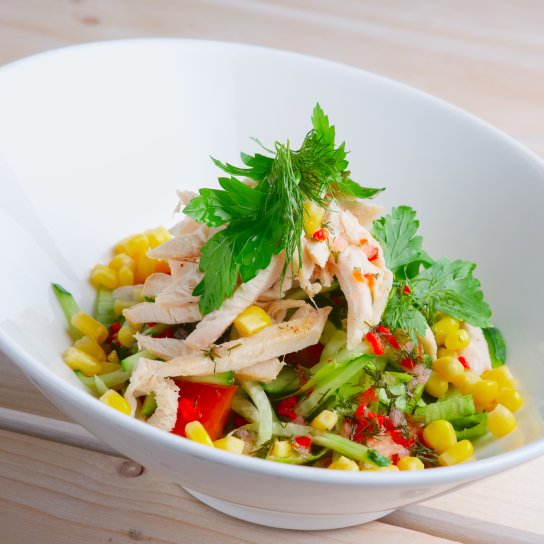 Салат з куркою і кукурудзою
