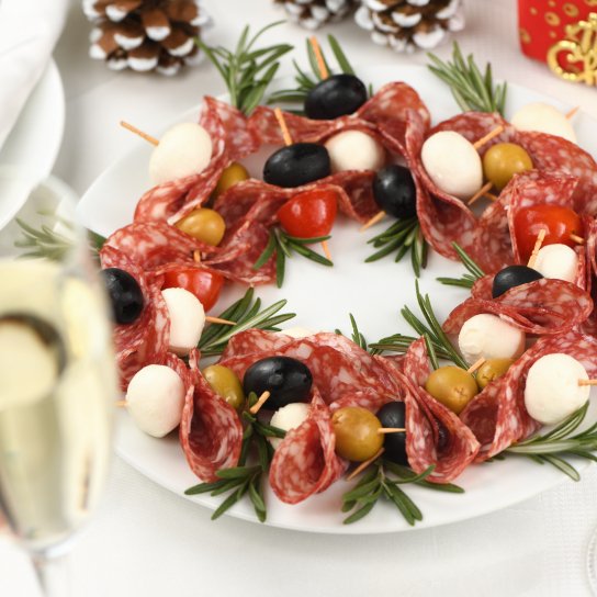 Святкова закуска з ковбасою