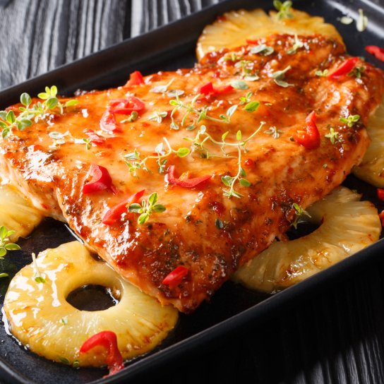 Лосось з ананасами