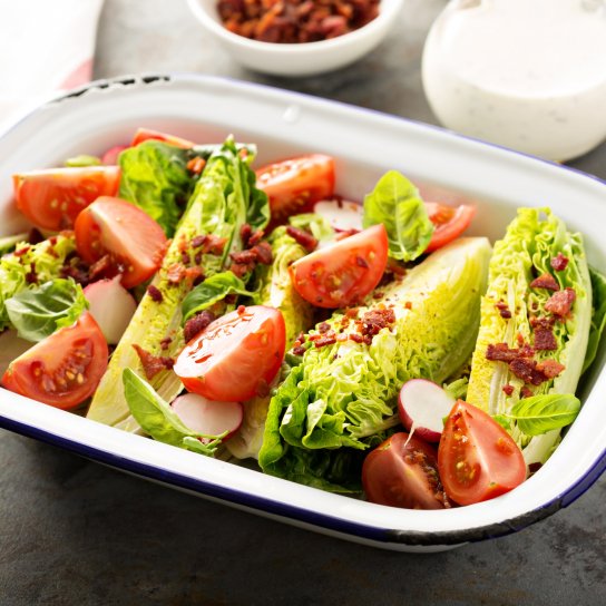 Салат з пекінської капусти та помідорів.