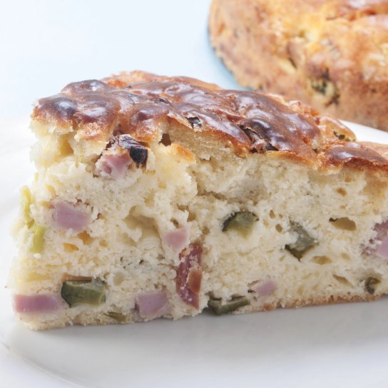 Солоний торт з салямі і сиром