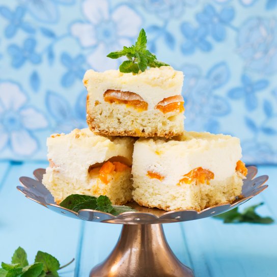 Сметанный торт с персиками