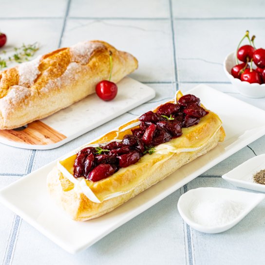 Брускета із сиром брі та компоте з черешні