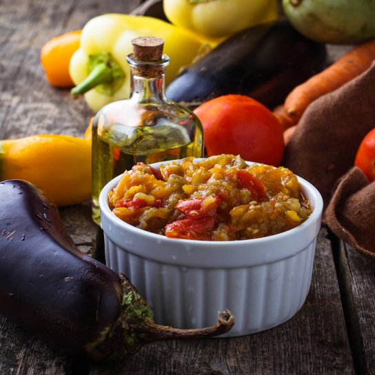 Закуска з баклажанів, перцю та помідорів