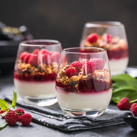 Багатошаровий сирно-малиновий десерт