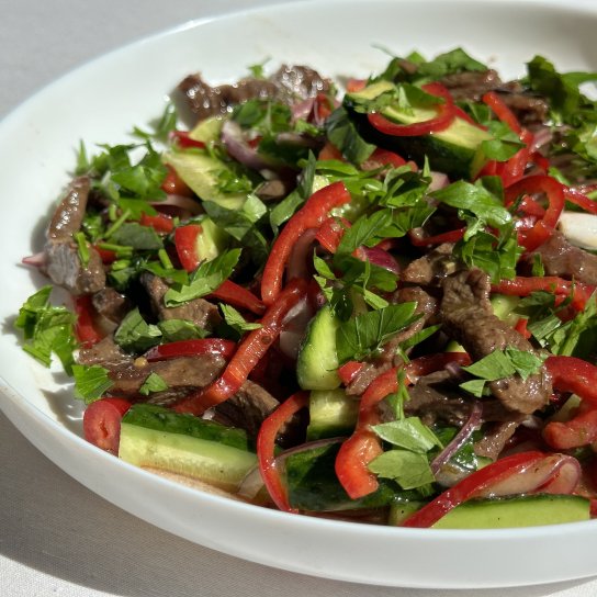 М’ясний салат з манговим соусом