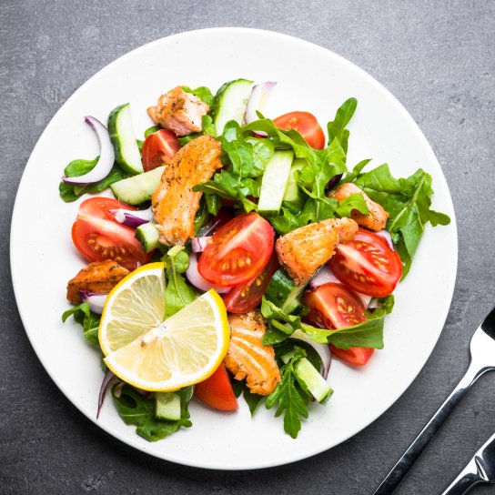 Салат з лососем з чері в азійському стилі