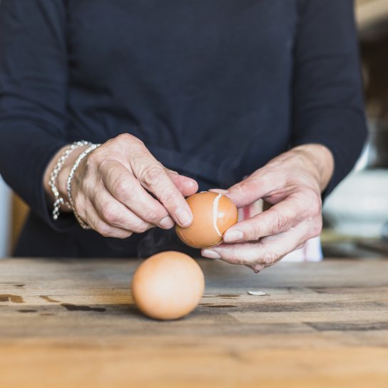 Чистити варені яйця