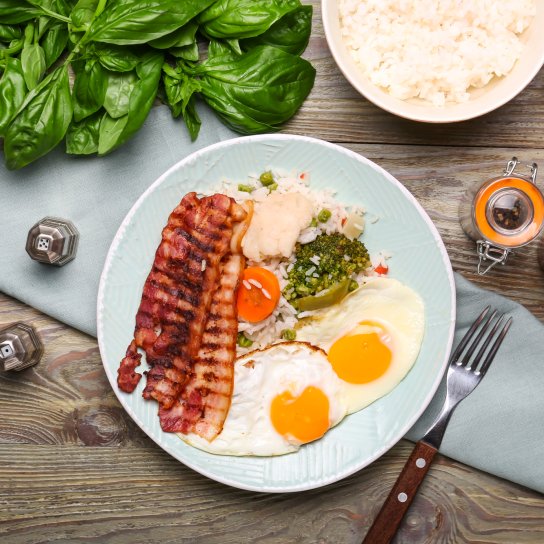 Рис з беконом, яйцем та броколі