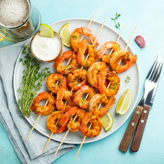 креветки на шпажках