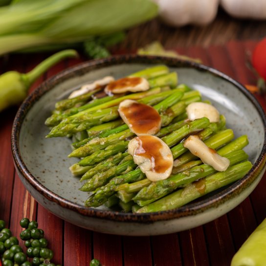 Спаржа на сковороді з лимоном і мигдалем