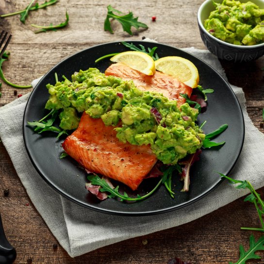 Лосось з кокосово-авокадовим соусом