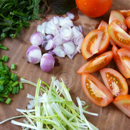 Нарізані овочі і зелень