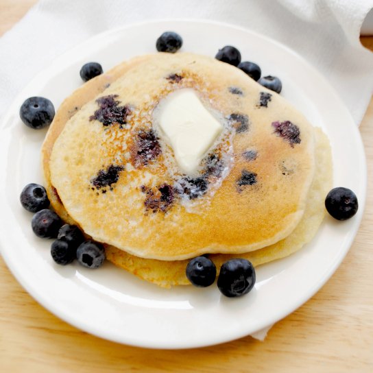 Вівсяно-сирні млинці з лохиною