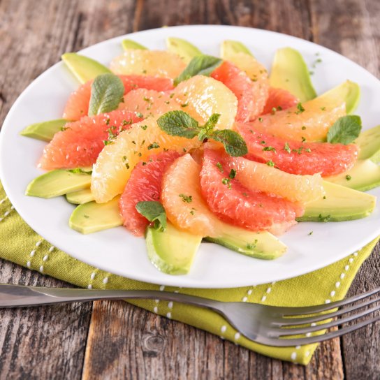 Нарізаний грейпфрут і авокадо