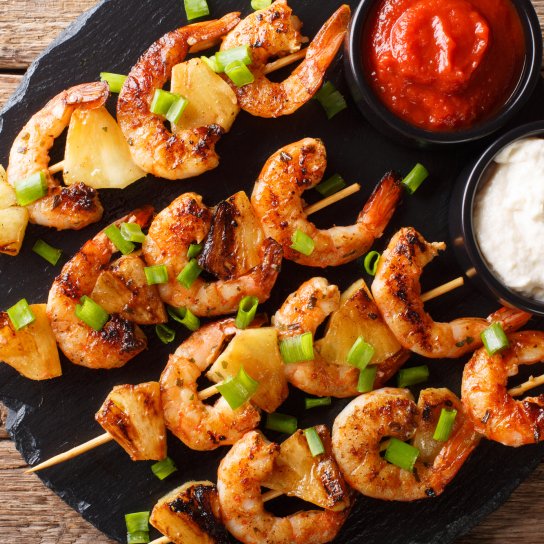 Креветки з ананасами на шпажках із соусами