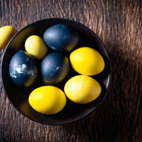 Як фарбувати яйця каркаде і куркумою