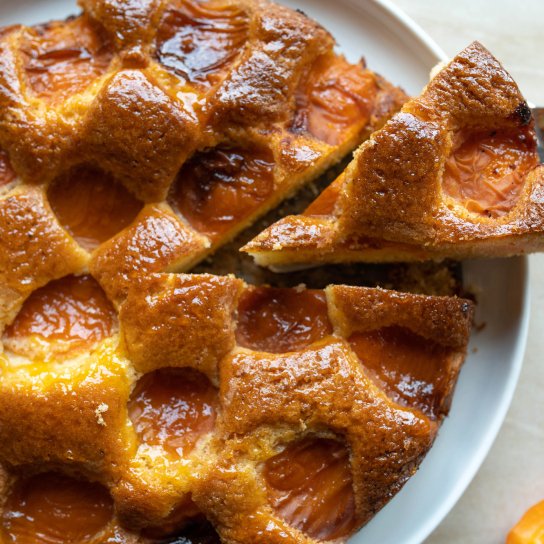 Шарлотка з абрикосами