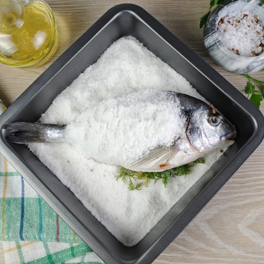 Запечений дорадо в солі