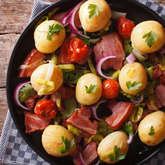 Молода картопля із шинкою і овочами