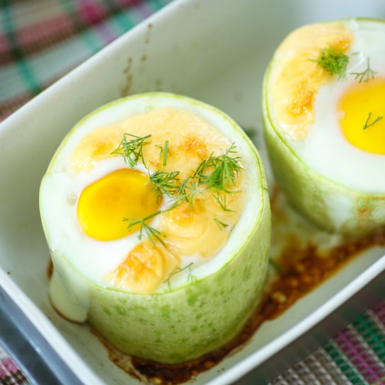 Яйця запечені в кабачках