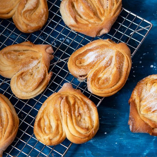 Булочки з цукром у формі серця