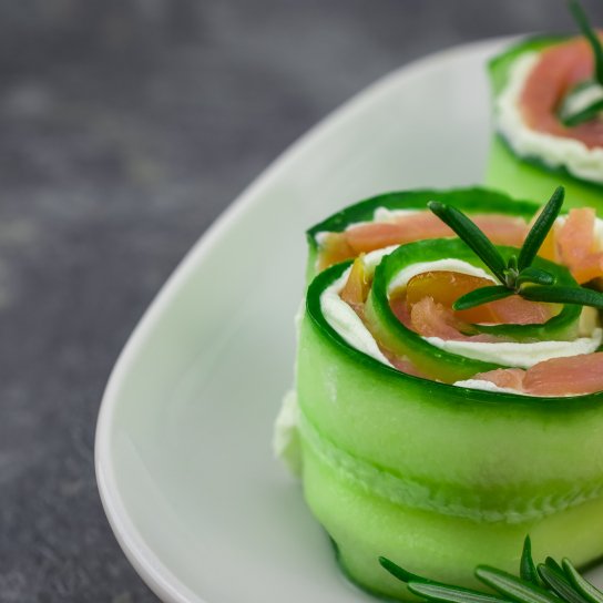 Рулетики з огірка та копченого лосося