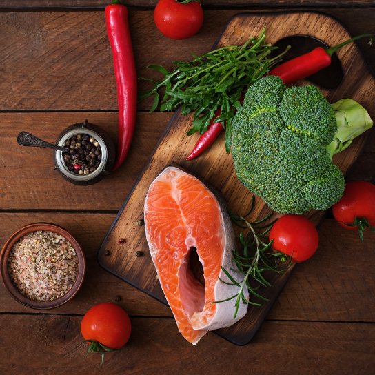 Овочі та червона риба