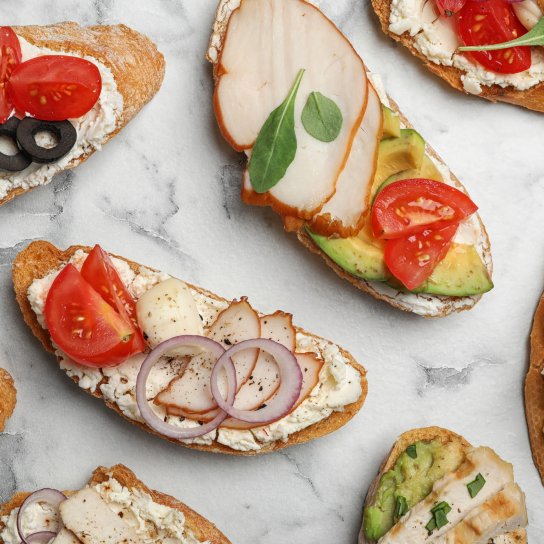 Брускета з копченою куркою