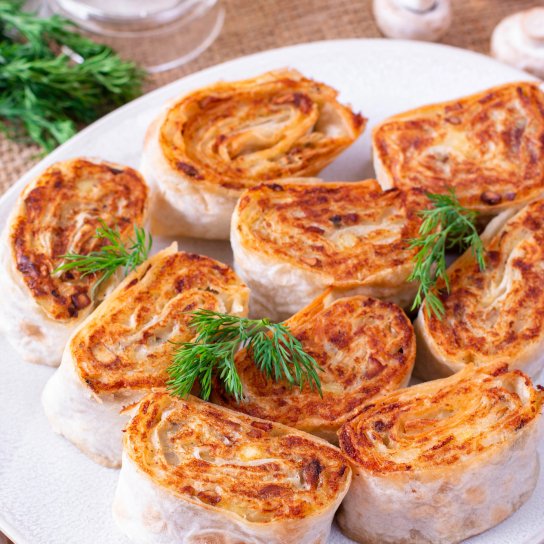 Закуска з лаваша з куркою і плавленим сиром