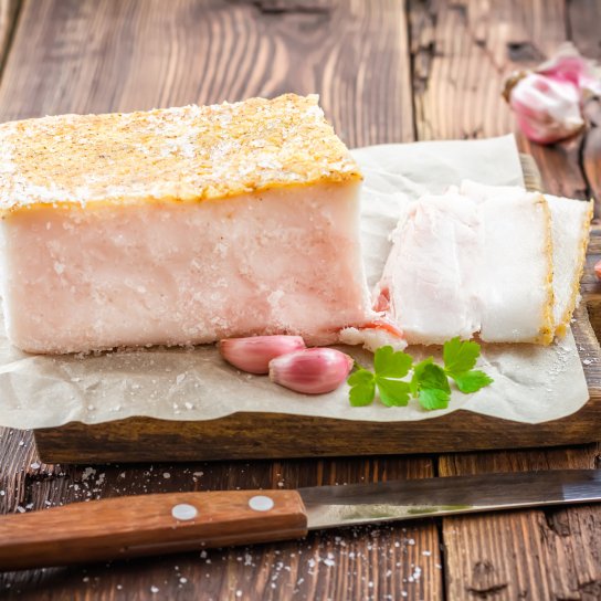 Засолене сало в банці