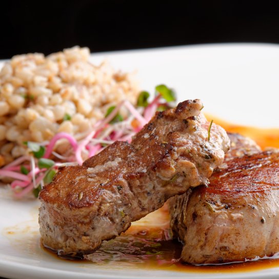 Свиняча вирізка з літнім кабачковим кус-кусом